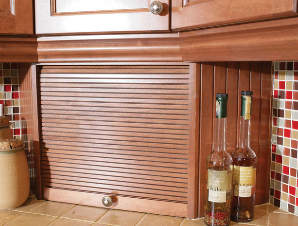 Armoire de bois avec un rangement dans le coin