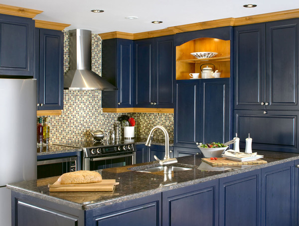 Armoire de cuisine bleu avec des électroménagers en acier innoxidable