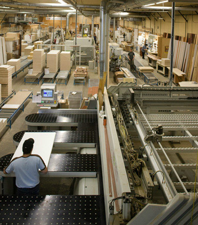 Ouvrier travaillant à la production d'armoires de cuisine